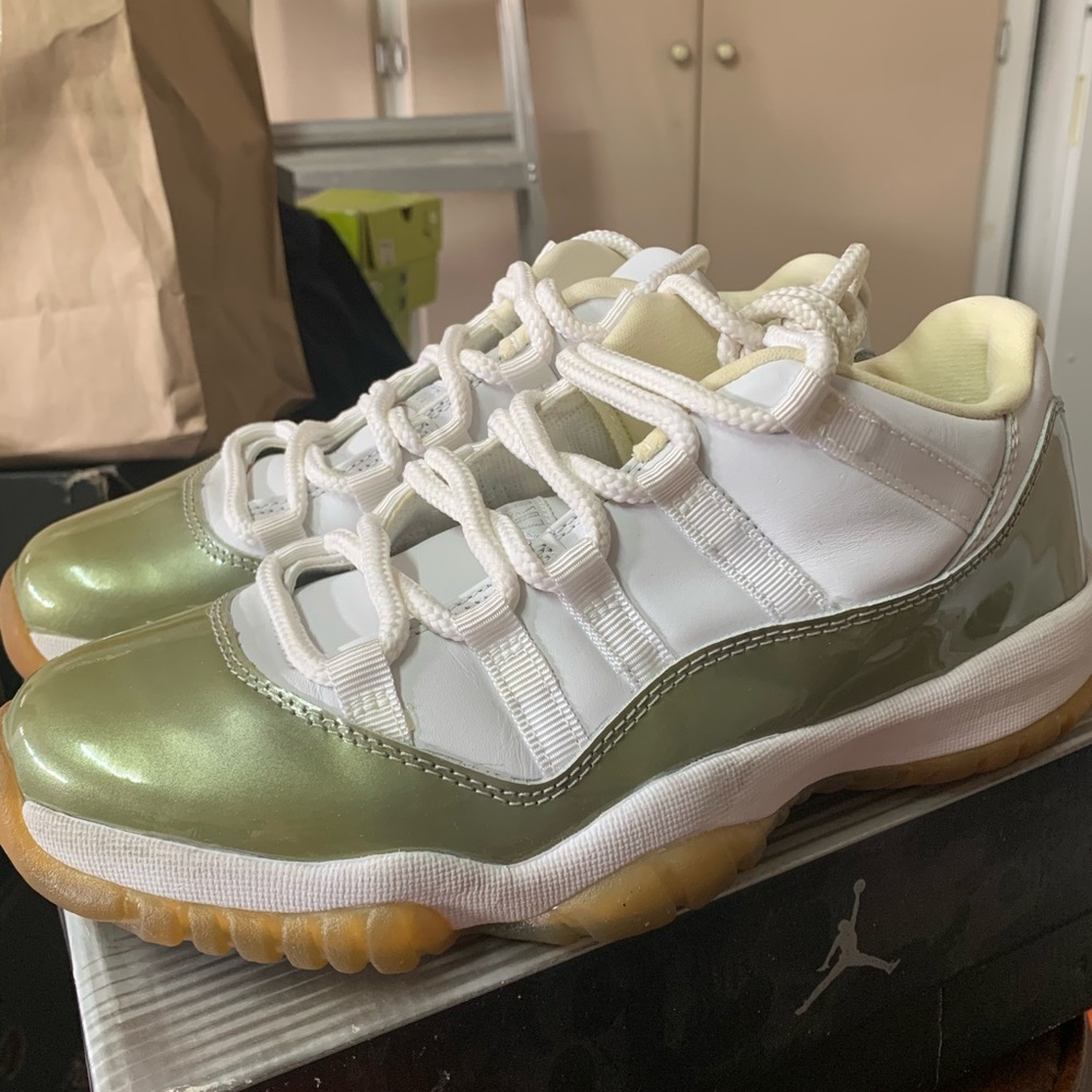 WMNS AIR JORDAN 11 RETRO LOW WHITE/SILVER SZ 9.5